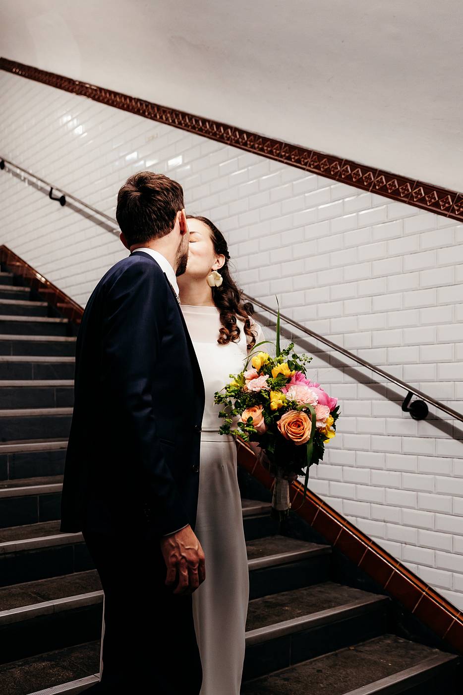 Le couple s'embrassent dans les escaliers du métro à Paris