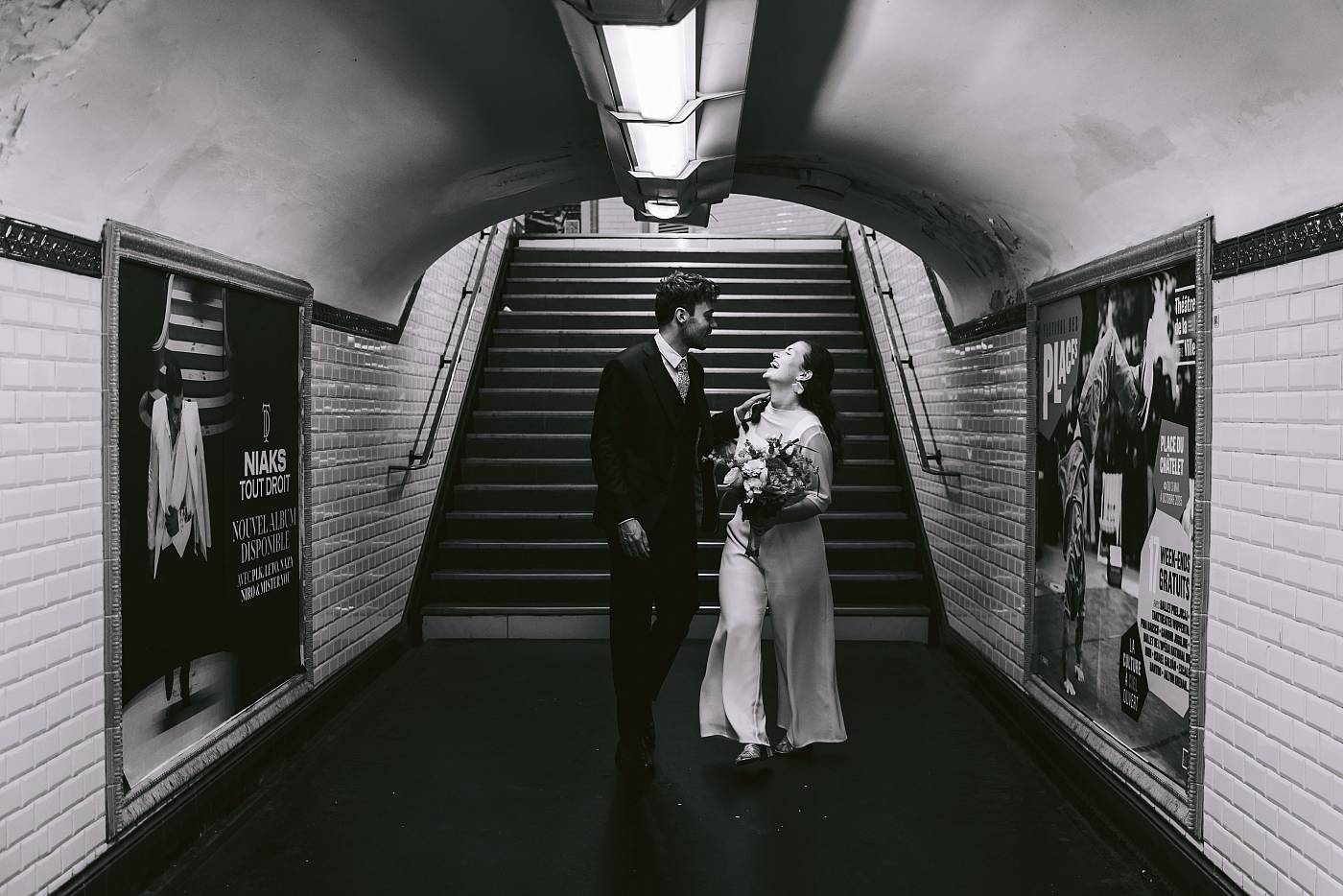 Les mariés s'amusent dans les couloirs du métro