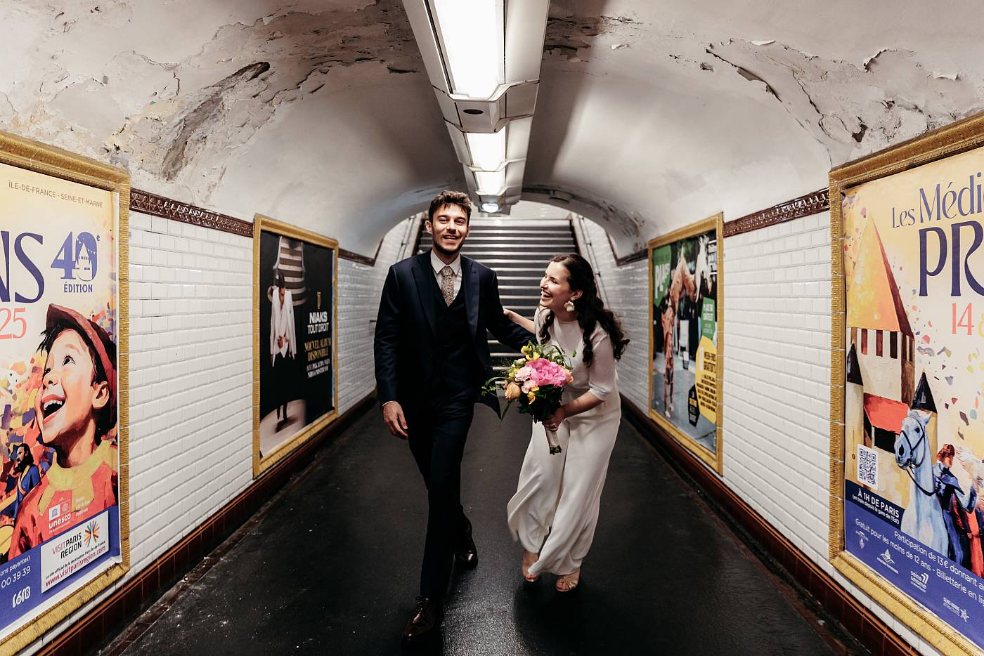 Séance photo de couple dans les couloirs du métro
