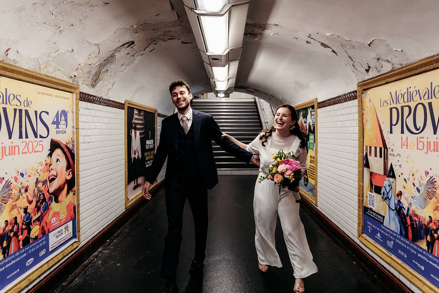 Les mariés s'amuse à se chamailler dans les couloirs du métro