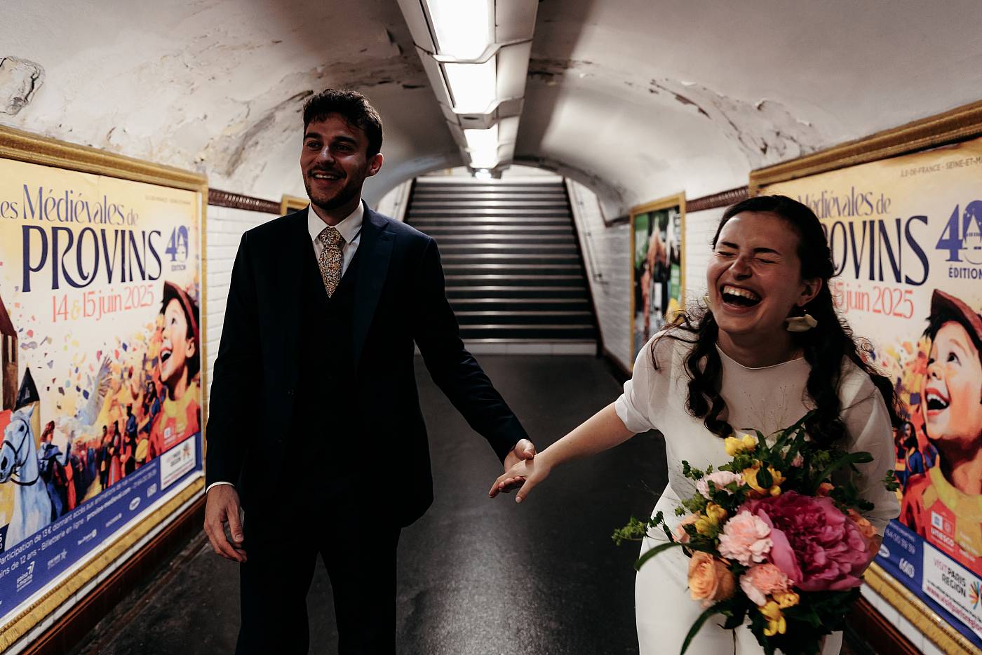 Fou rire des mariés dans les couloirs du métro