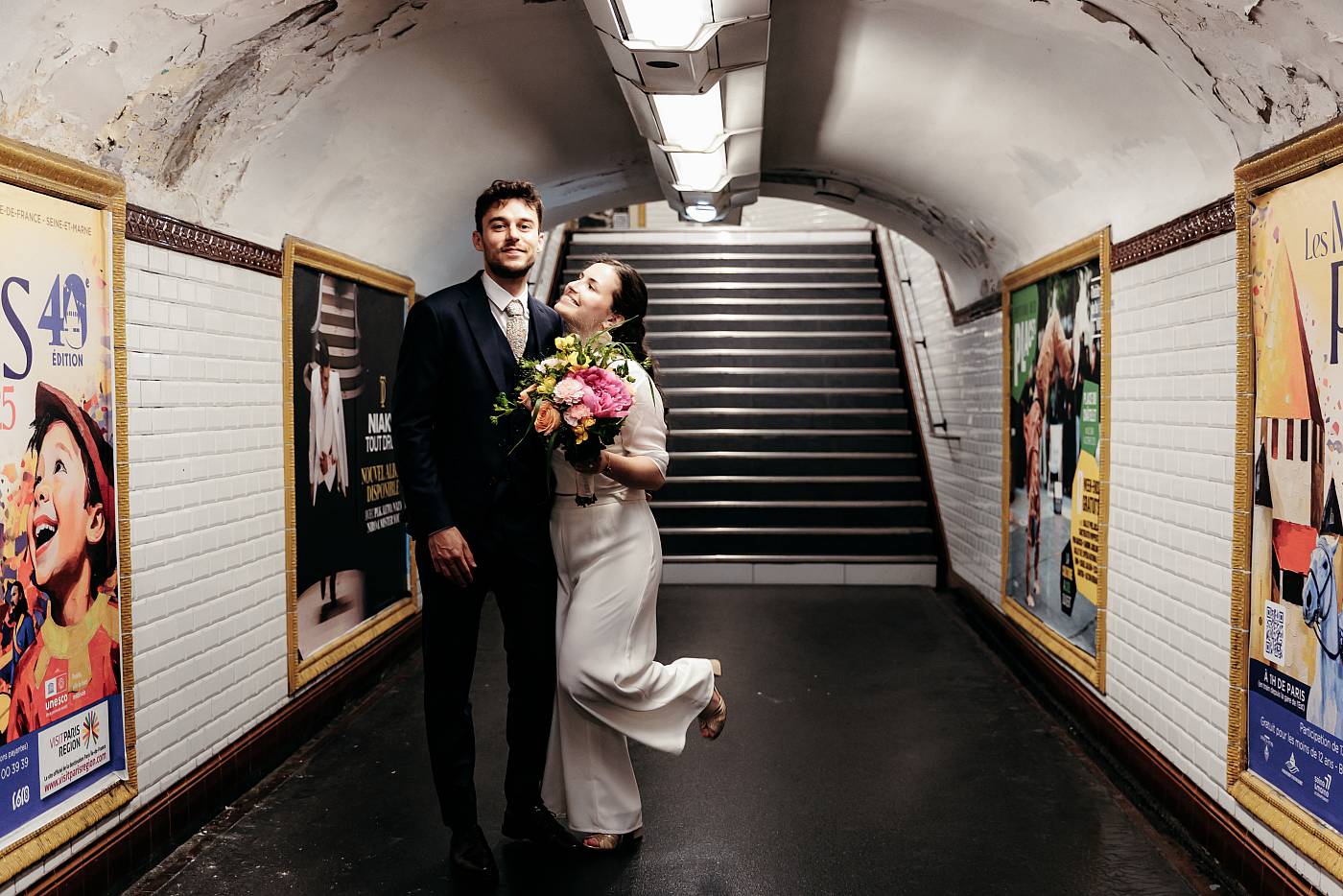 Pause des mariés dans les couloirs du métro