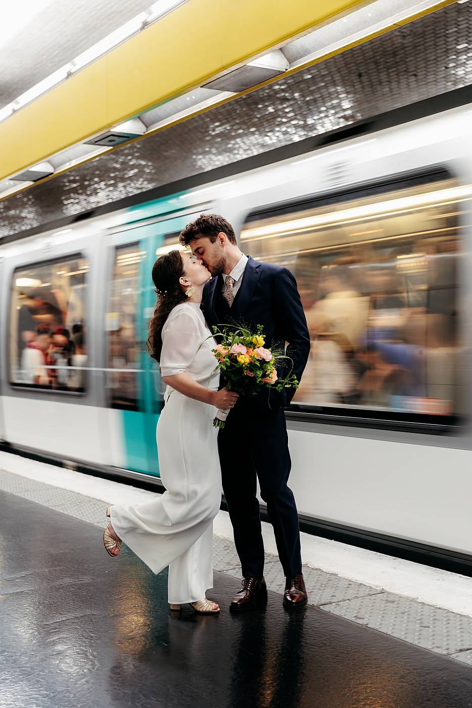 Baisers des mariés avec le métro qui passe derrière