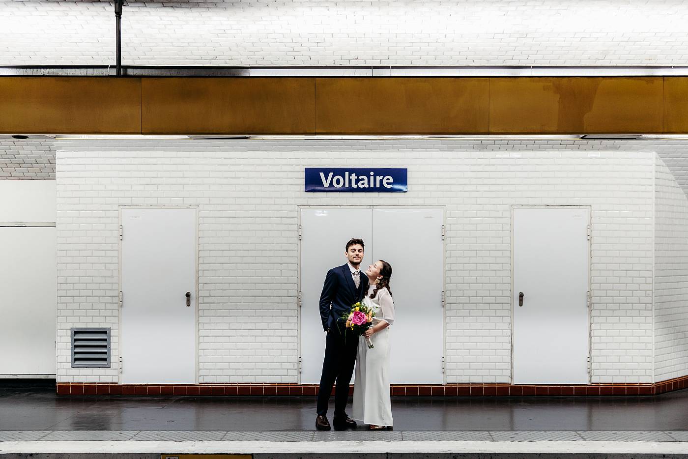 Le sourire des mariés sur les quais du métro
