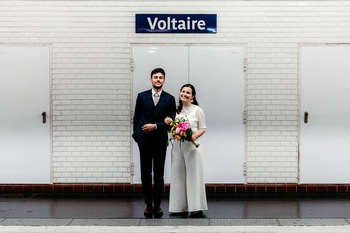Pause formelle des mariés sur les quais du métro
