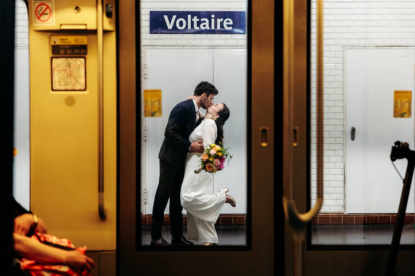 Le baiser fougueux des mariés au travers de la rame de métro