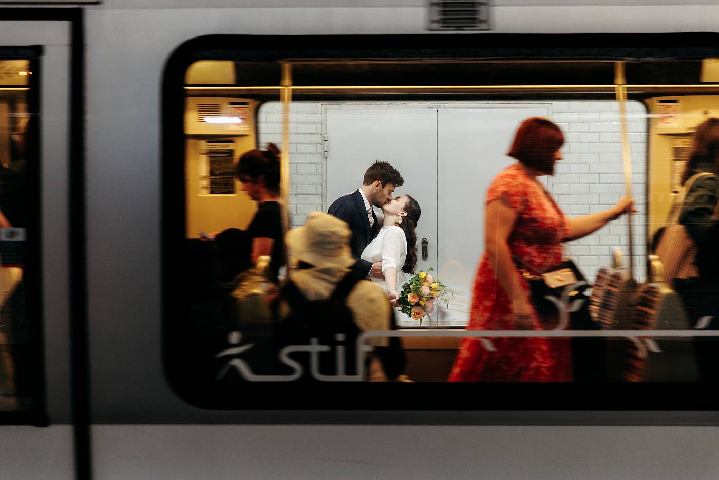 Le baiser des mariés tandis que le métro passe devant