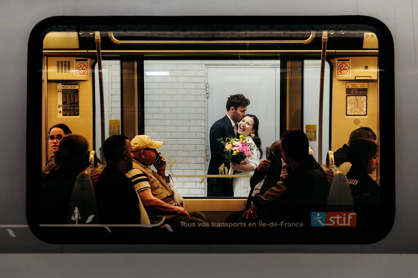 Le fou rire de la mariée tandis que le métro passe
