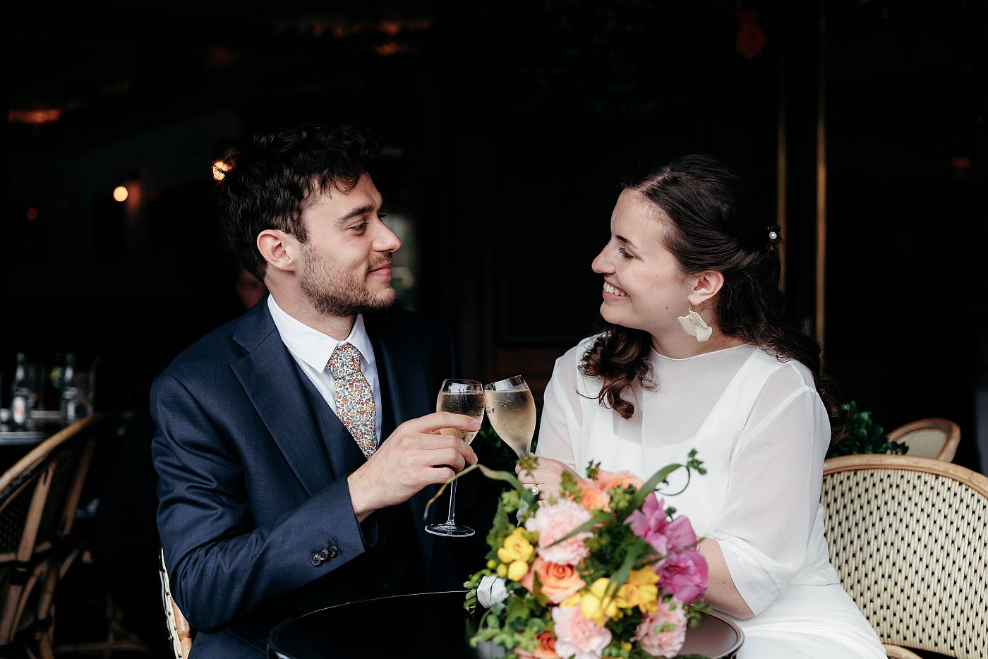 Les mariés trinquent à la terrasse d'un café à Paris