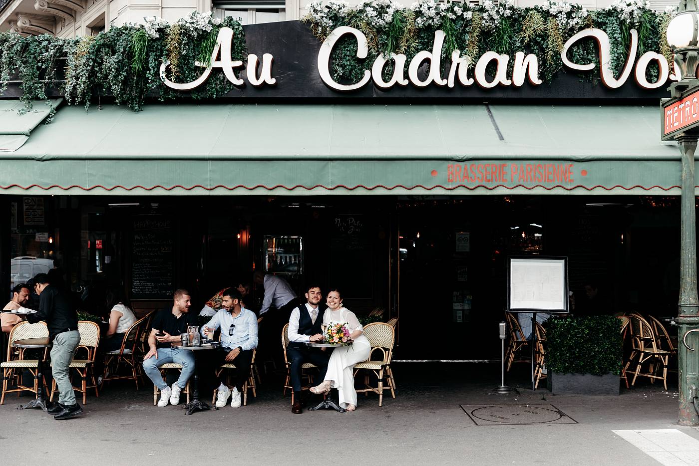 Les mariés tout sourire à la terrasse d'un café de Paris