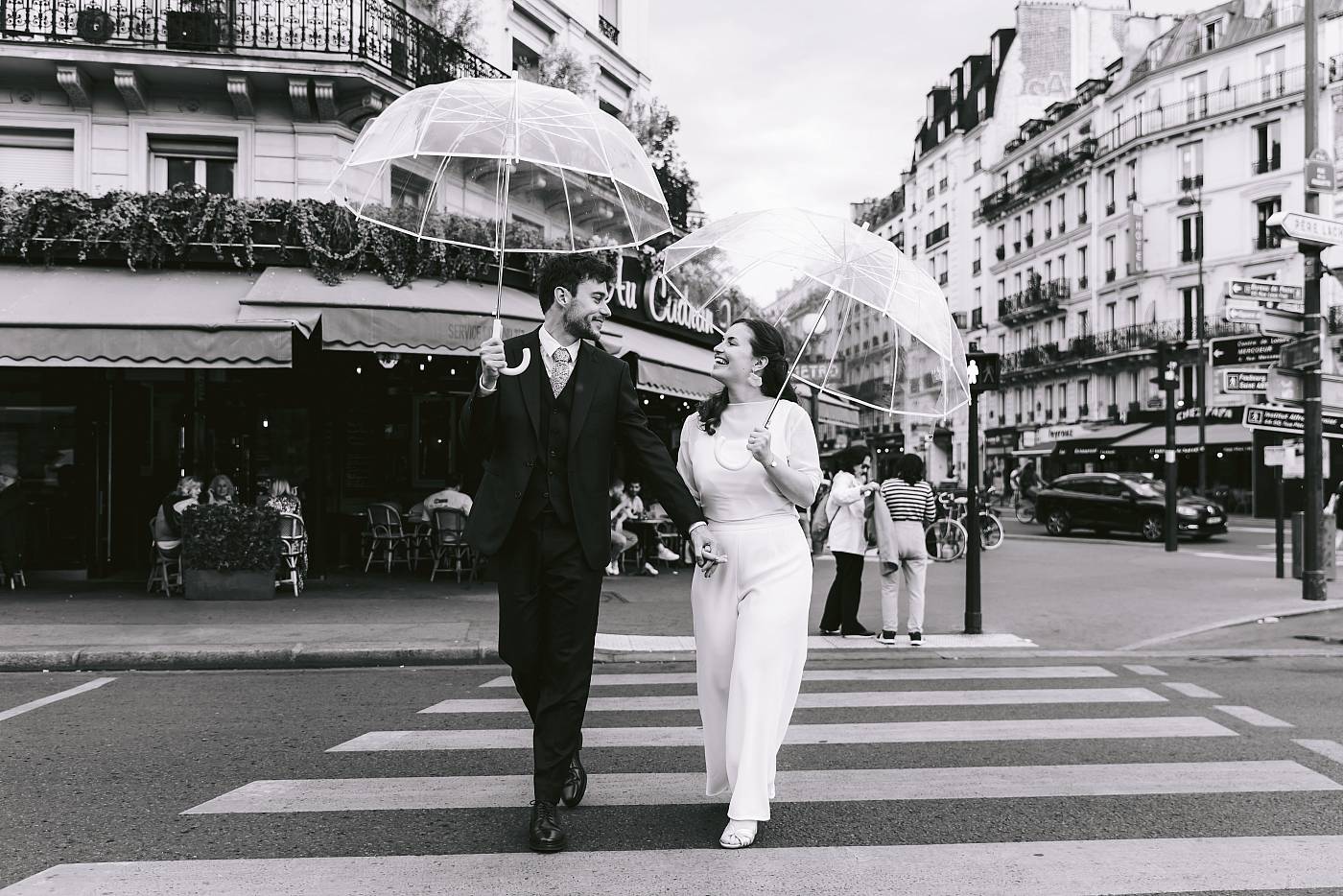 Photo de couple sur un passage piéton des rues de Paris