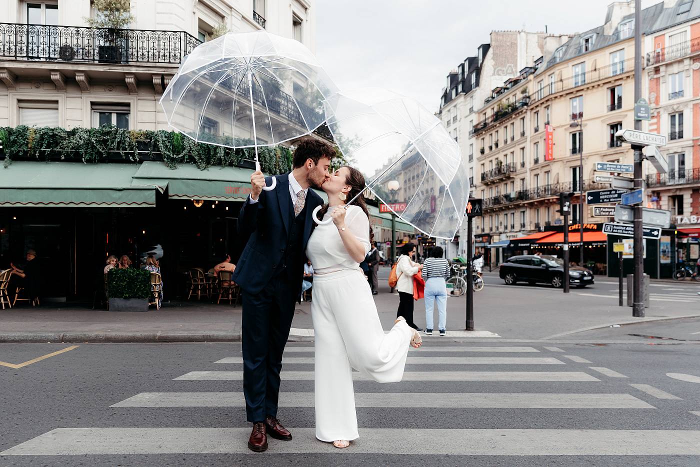 Le baiser fougueux des mariés sur un passage piéton à Paris