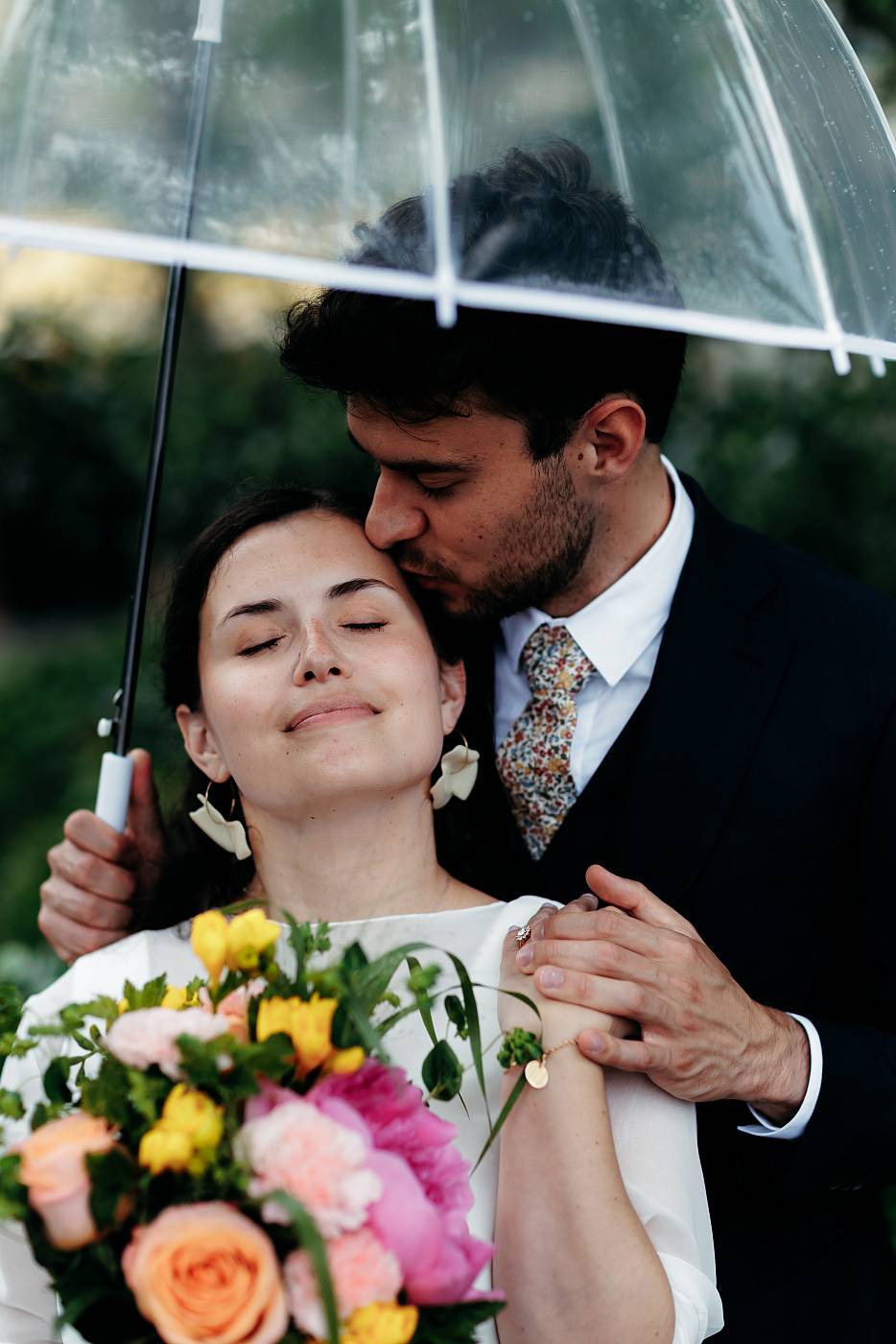 Baiser baiser sur le front de la mariée dans les rues de Paris