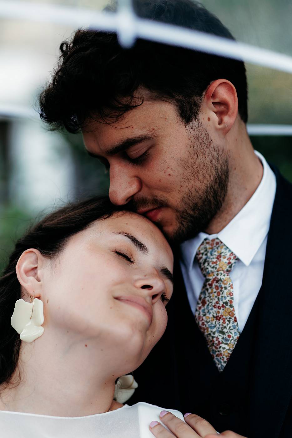 Gros plan sur les mariés durant un moment de tendresse