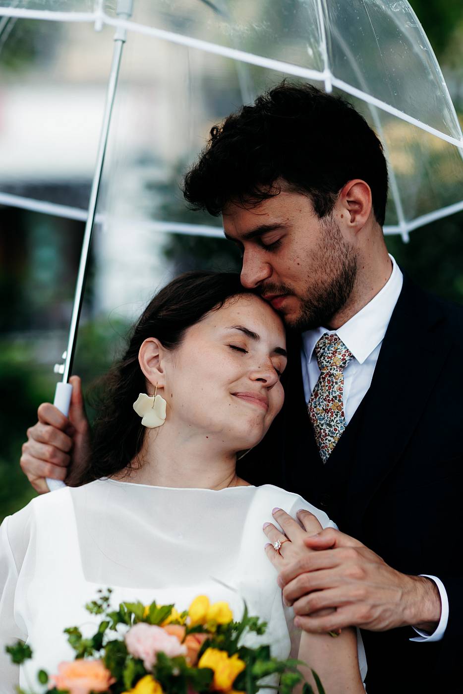 Les mariés dans les bras l'un de l'autre