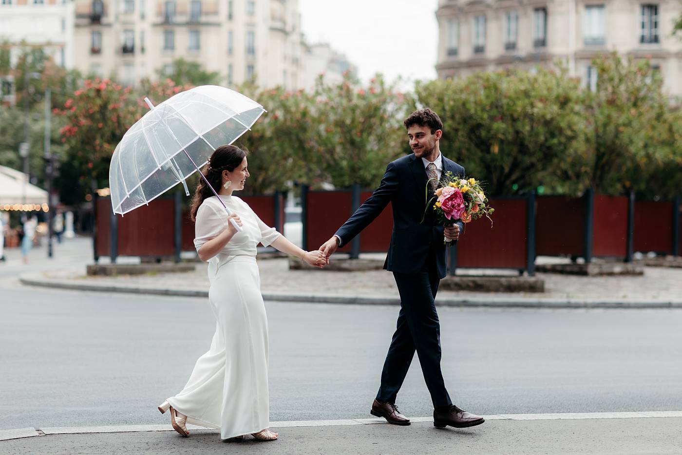 Photo de couple sur la place devant la mairie du 11ème à Paris