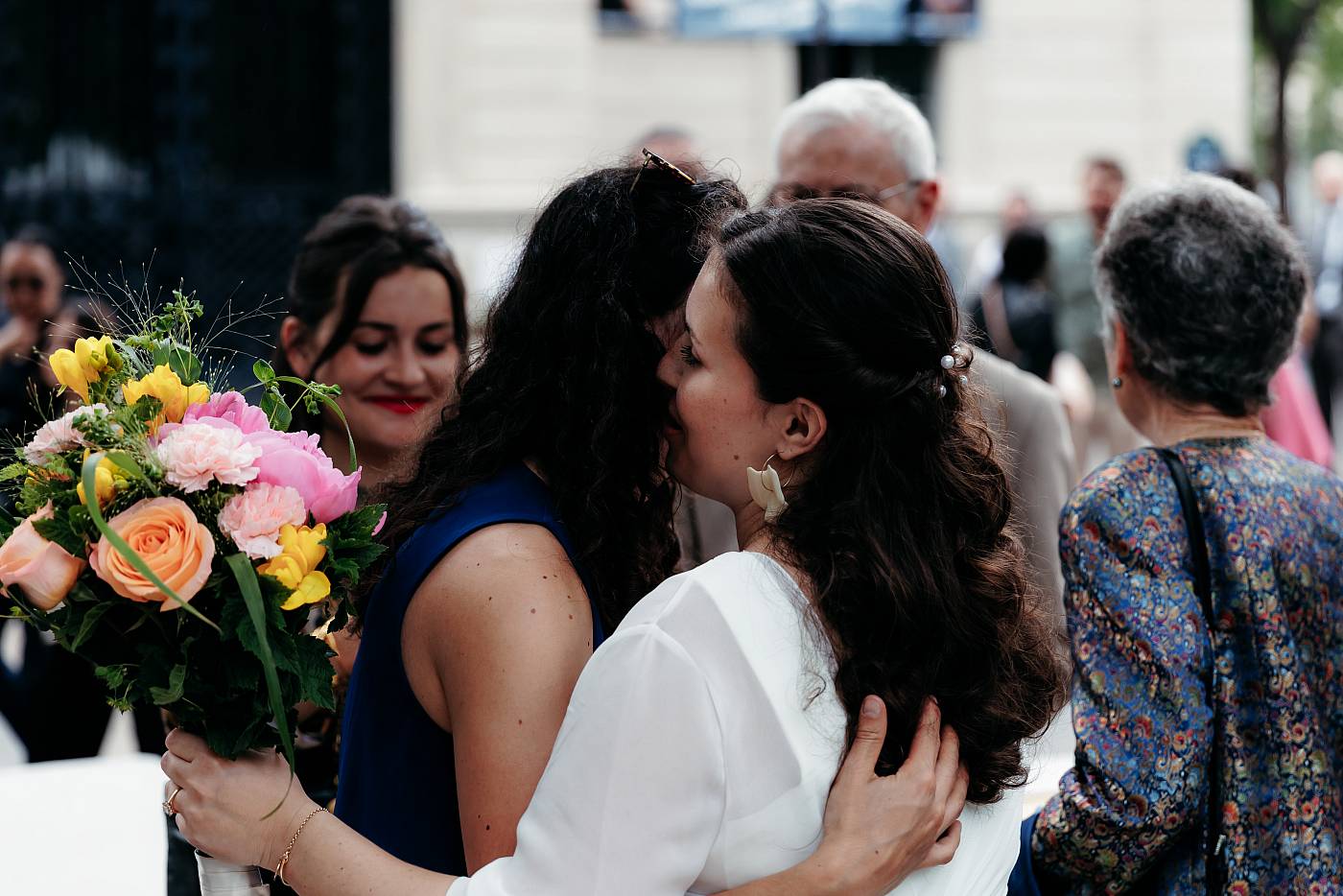 La mariée retrouve ses invités sur la parvis de la mairie