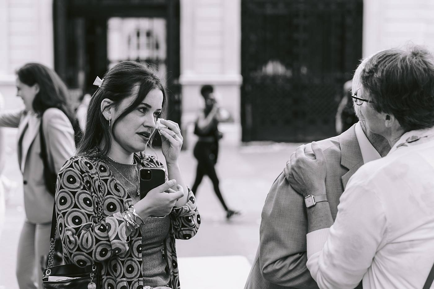 Les larmes d'une invitée sur le parvis de la Mary