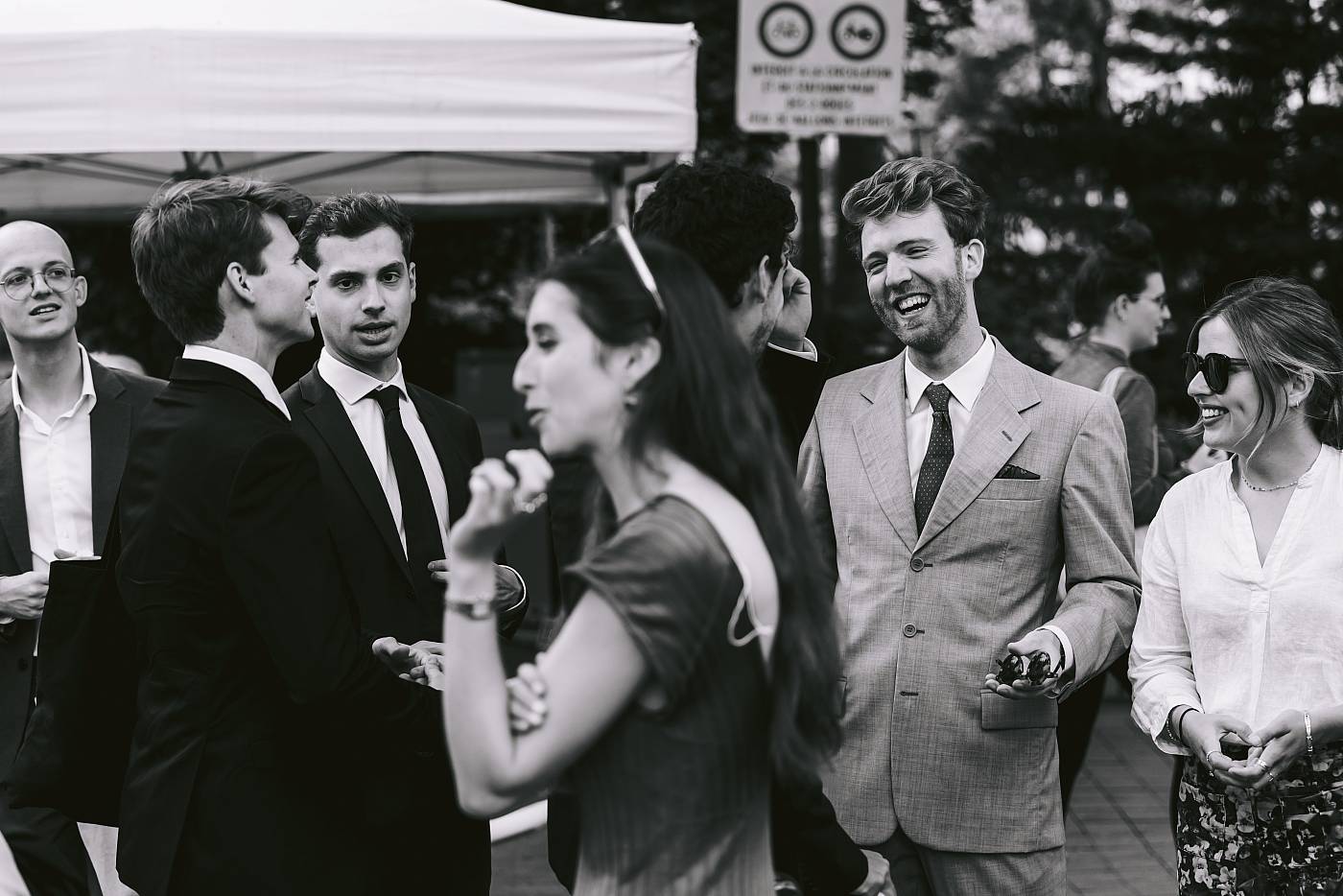 Les invités sont joyeux avant le mariage