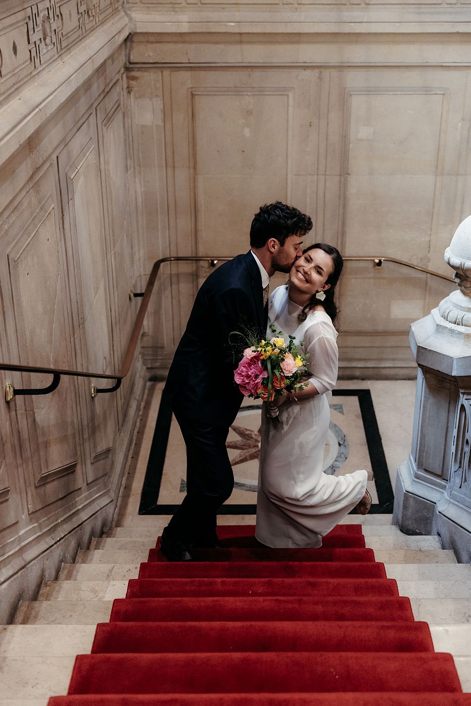 Les mariés s'amusent avant de rejoindre la salle des Mariage