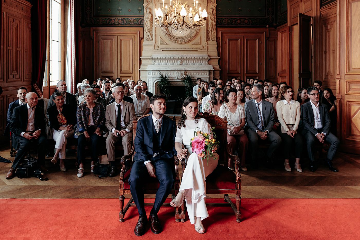 Les mariés assis dans la salle des mariages