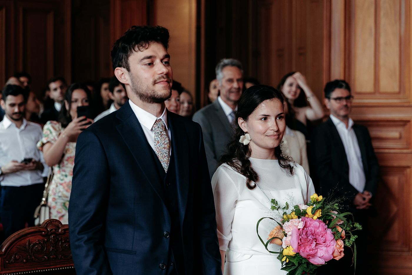 Les mariés devant Monsieur le Maire