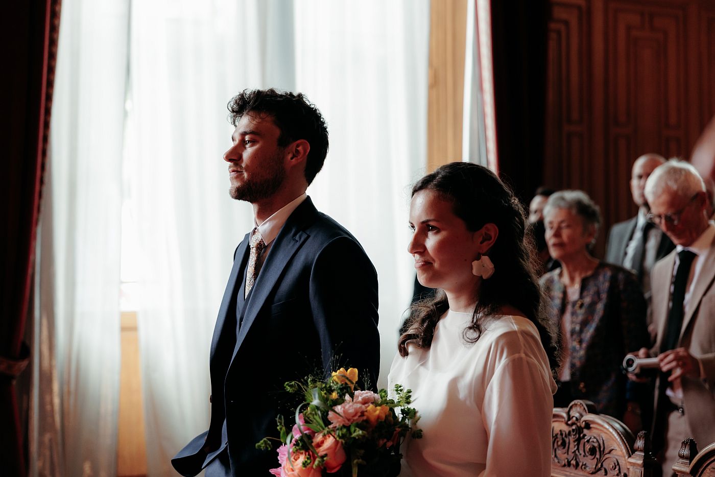 Les mariés en contre-jour dans la salle des mariages
