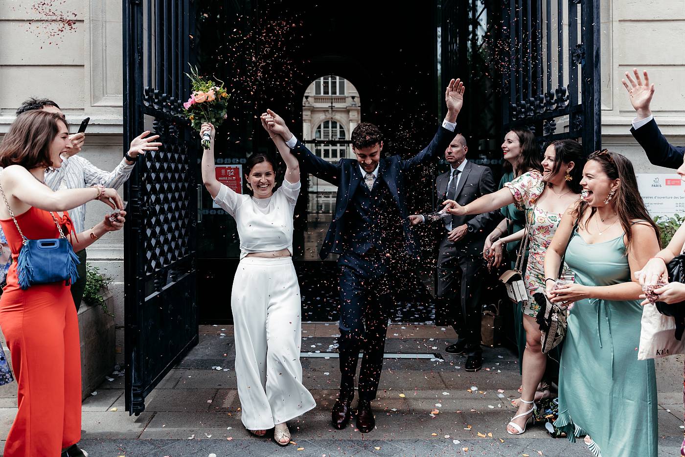 La sortie de la mairie sous une pluie de fleurs séchées