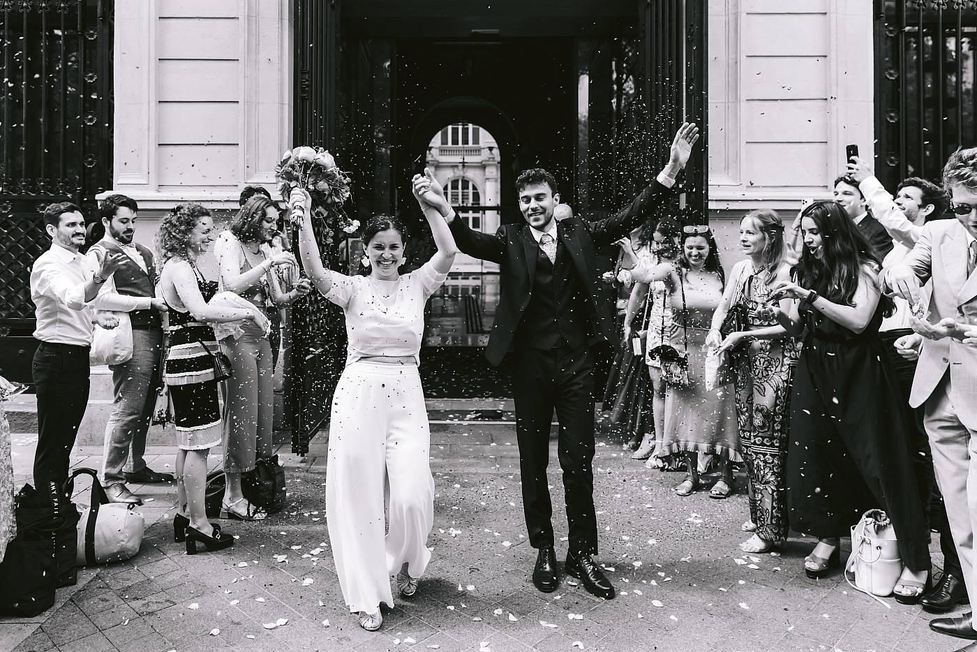 Sortie en fanfare pour les mariés