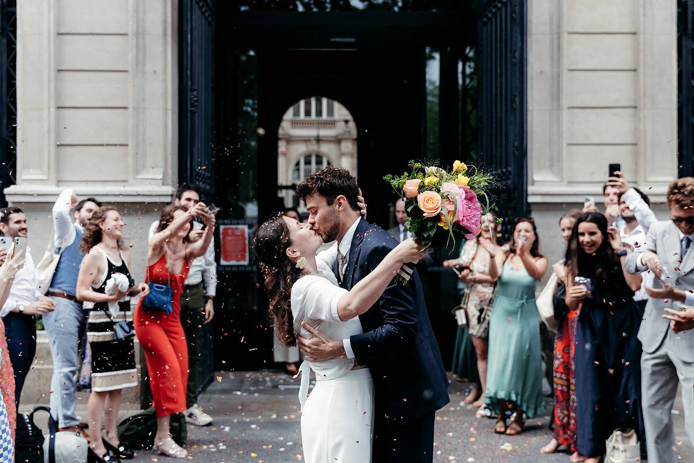 Le baiser des mariés sous un tonnerre d'applaudissements