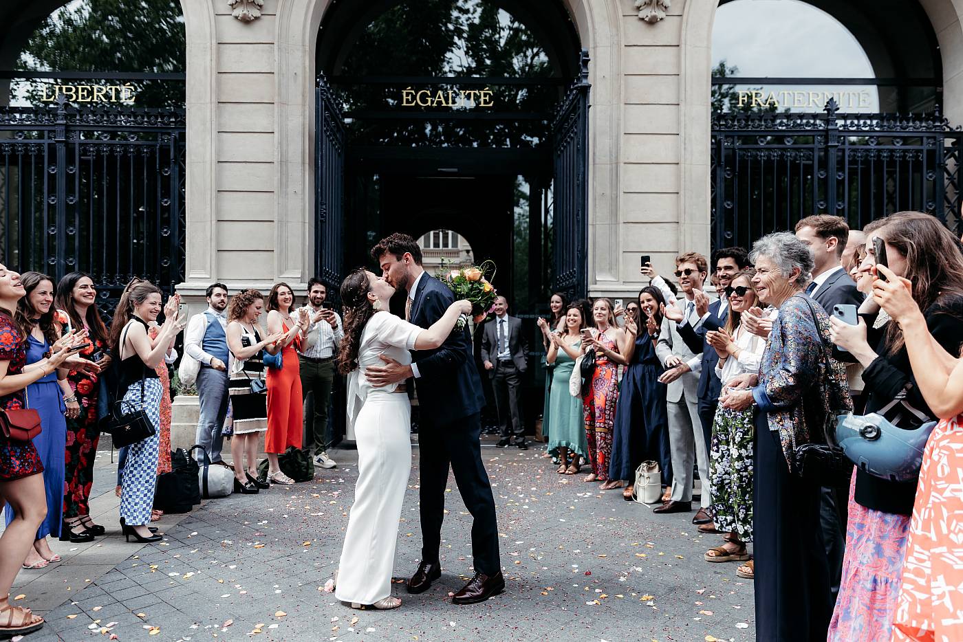 Baiser des mariés après la sortie de la mairie