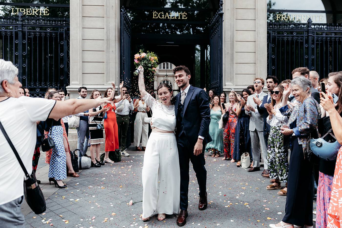 Les dernières fleurs sont lancées au visage des mariés