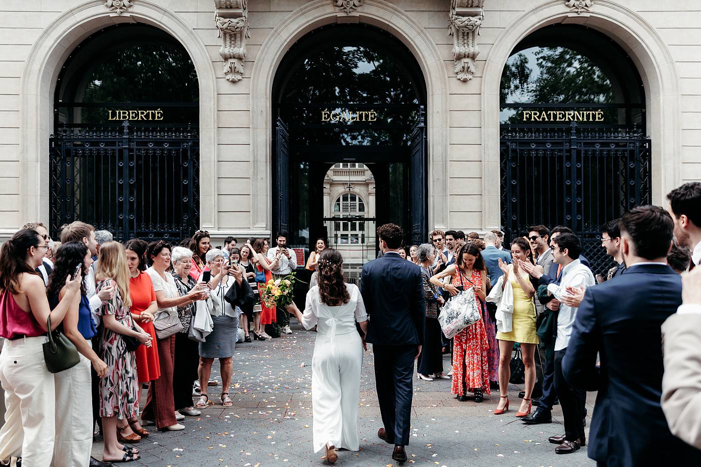 L'applaudissement des invités sur le parvis de la mairie du 11e arrondissement