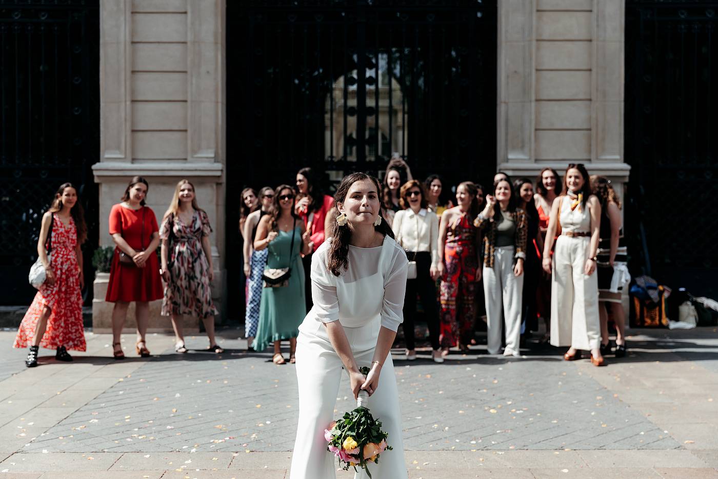 La mariée lance son bouquet