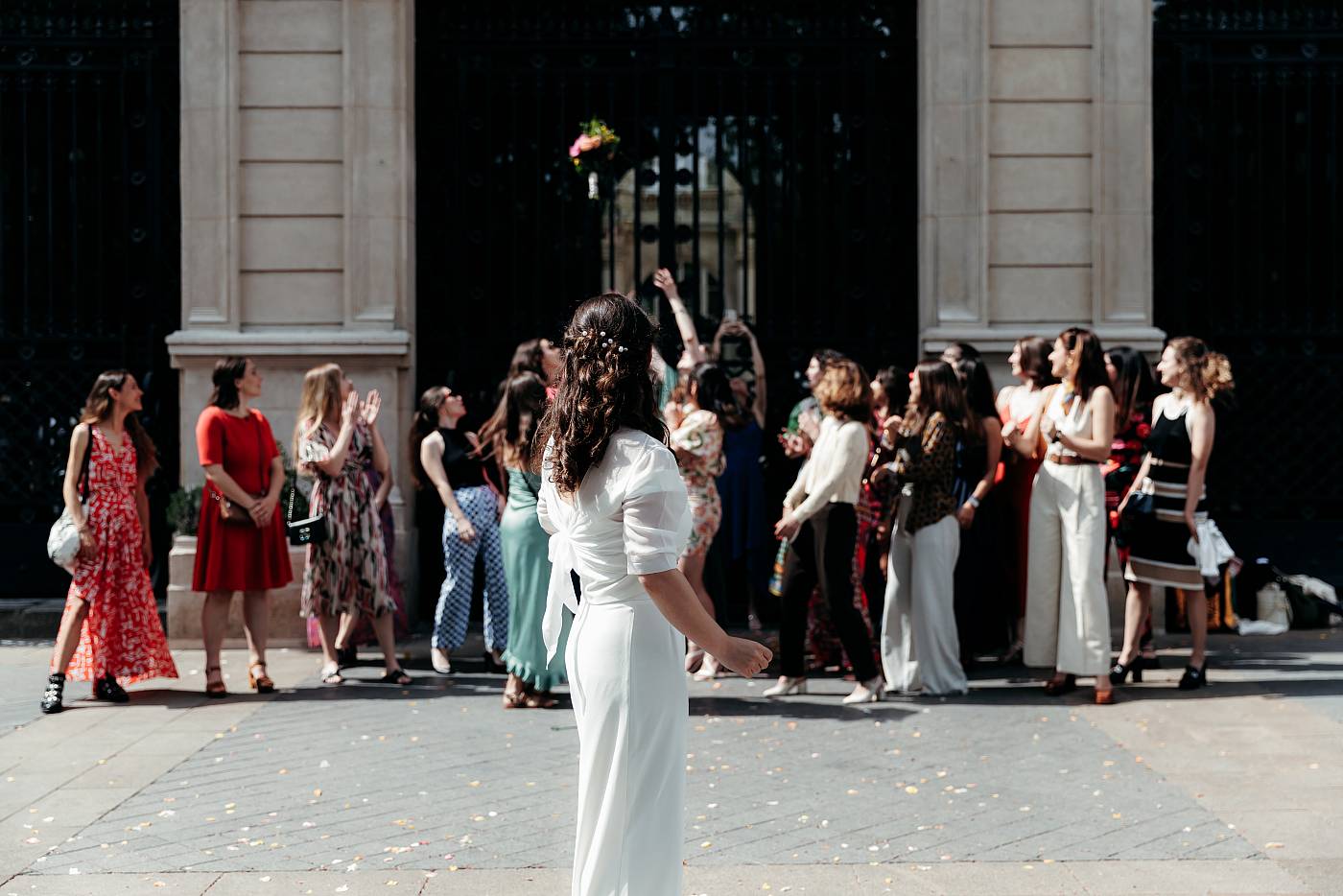 Les invitées de la mariée attrapent le bouquet