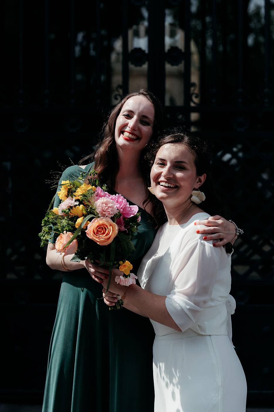 La mariée pose avec la dame qui a attrapé le bouquet