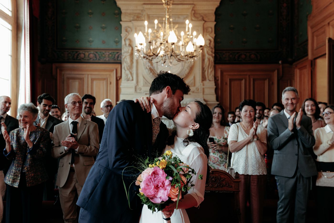 Les mariés s'embrassent après s'être dit oui