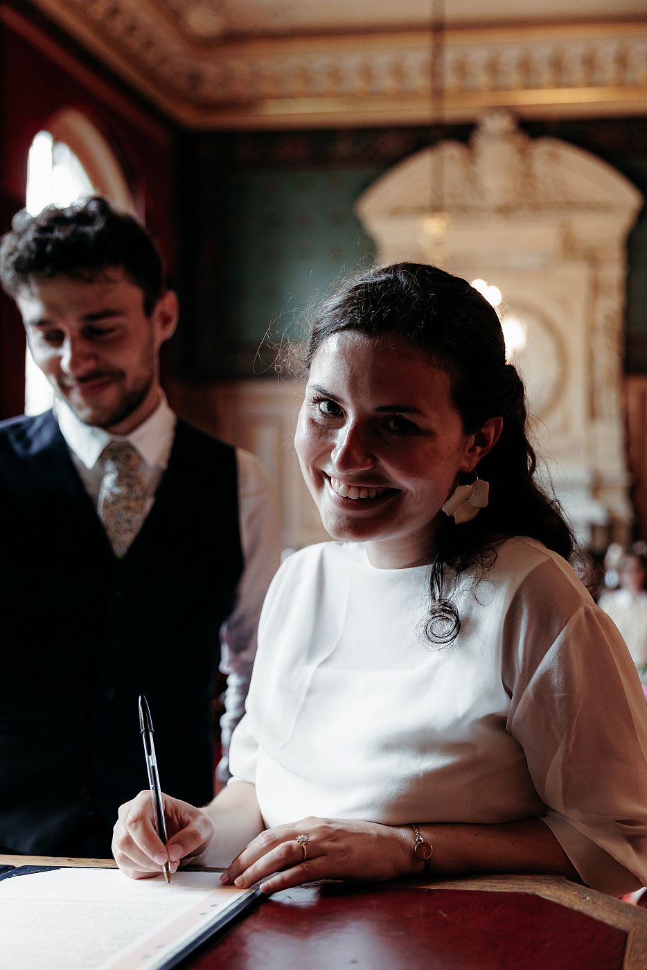 La mariée signe les registre