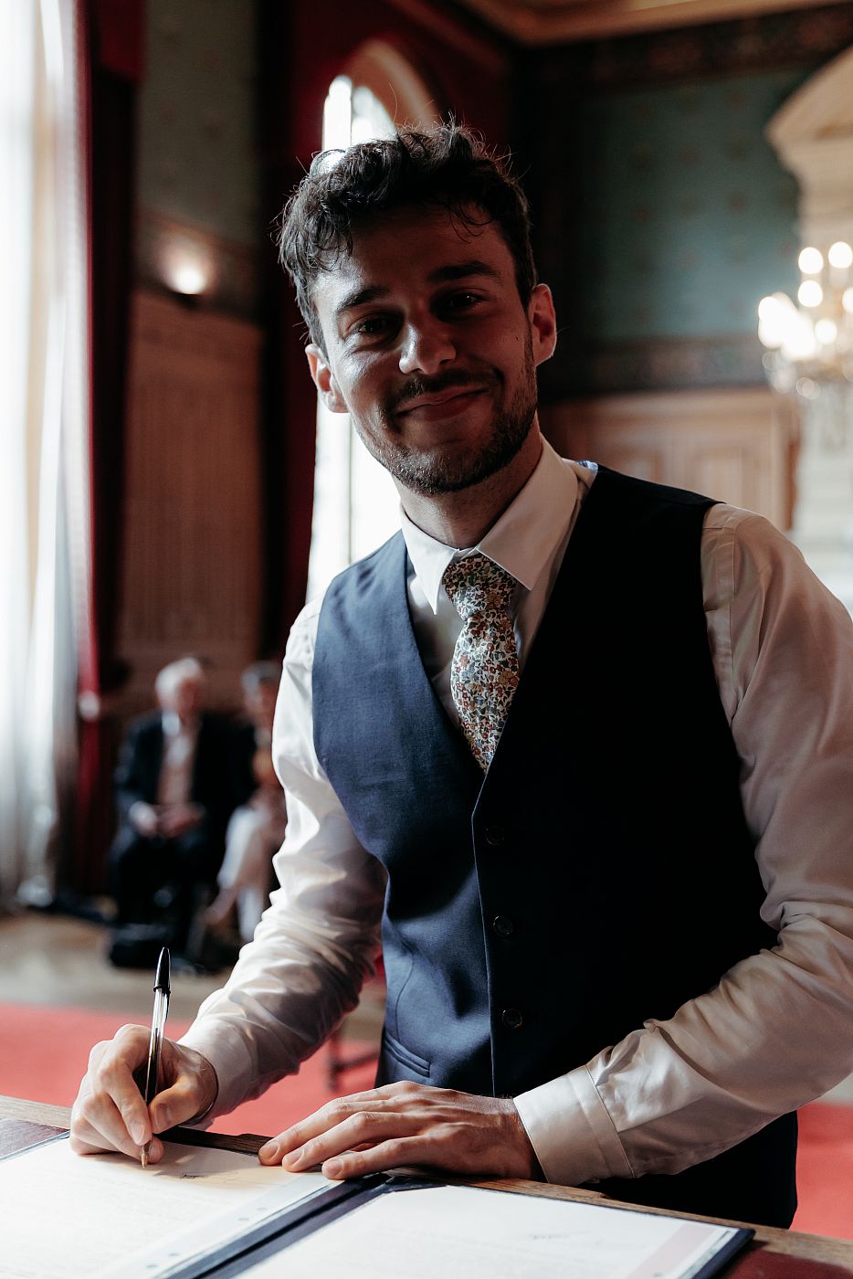 Le marié signe les registres