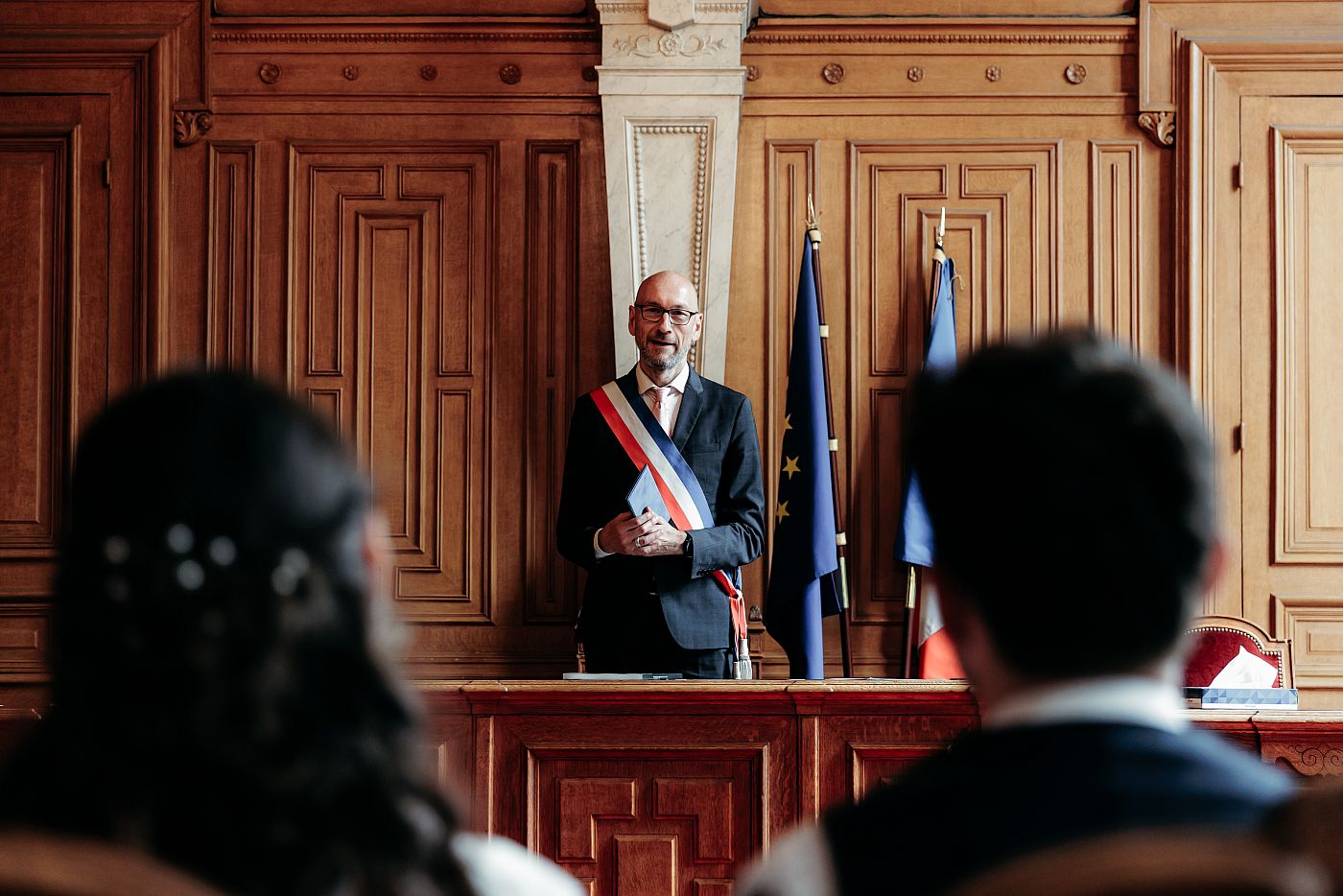 Les mariés devant Monsieur le Maire vus de dos