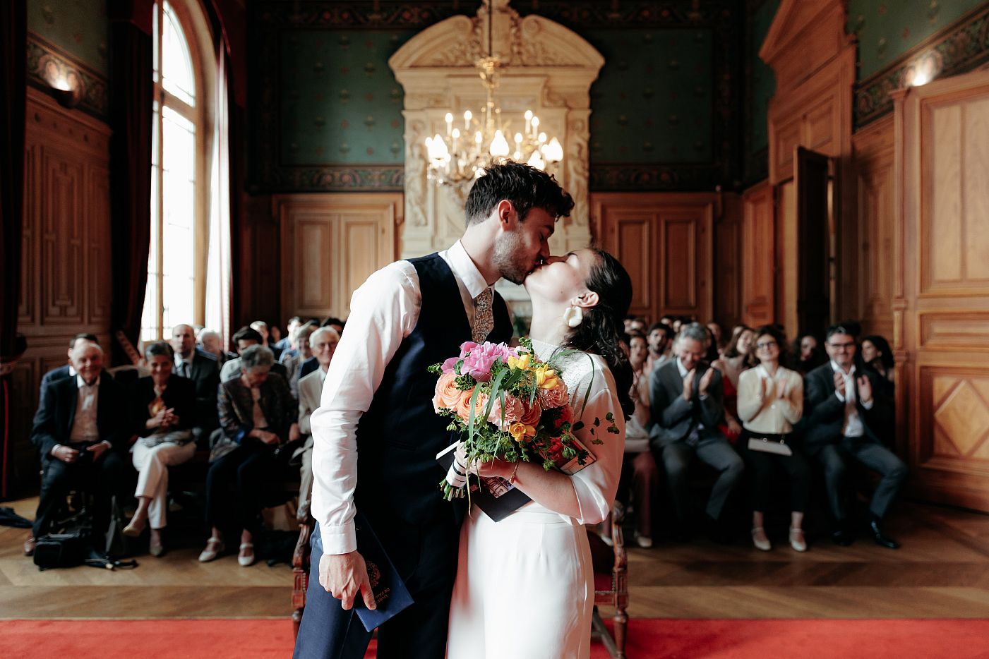 Baiser des mariés à la fin de la cérémonie civile