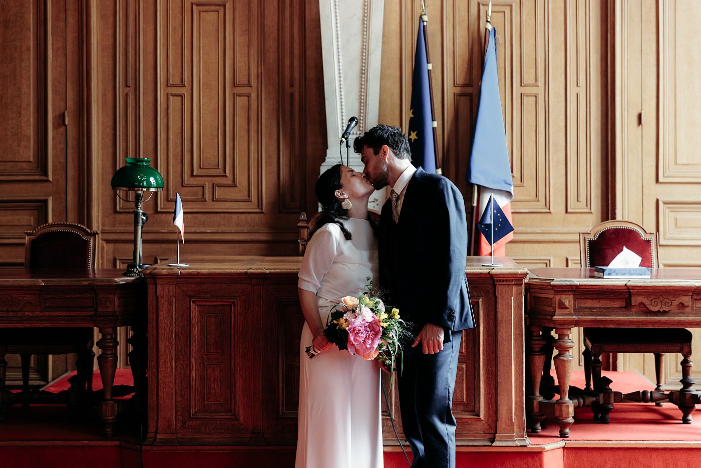 Le baiser des mariés après la cérémonie civile