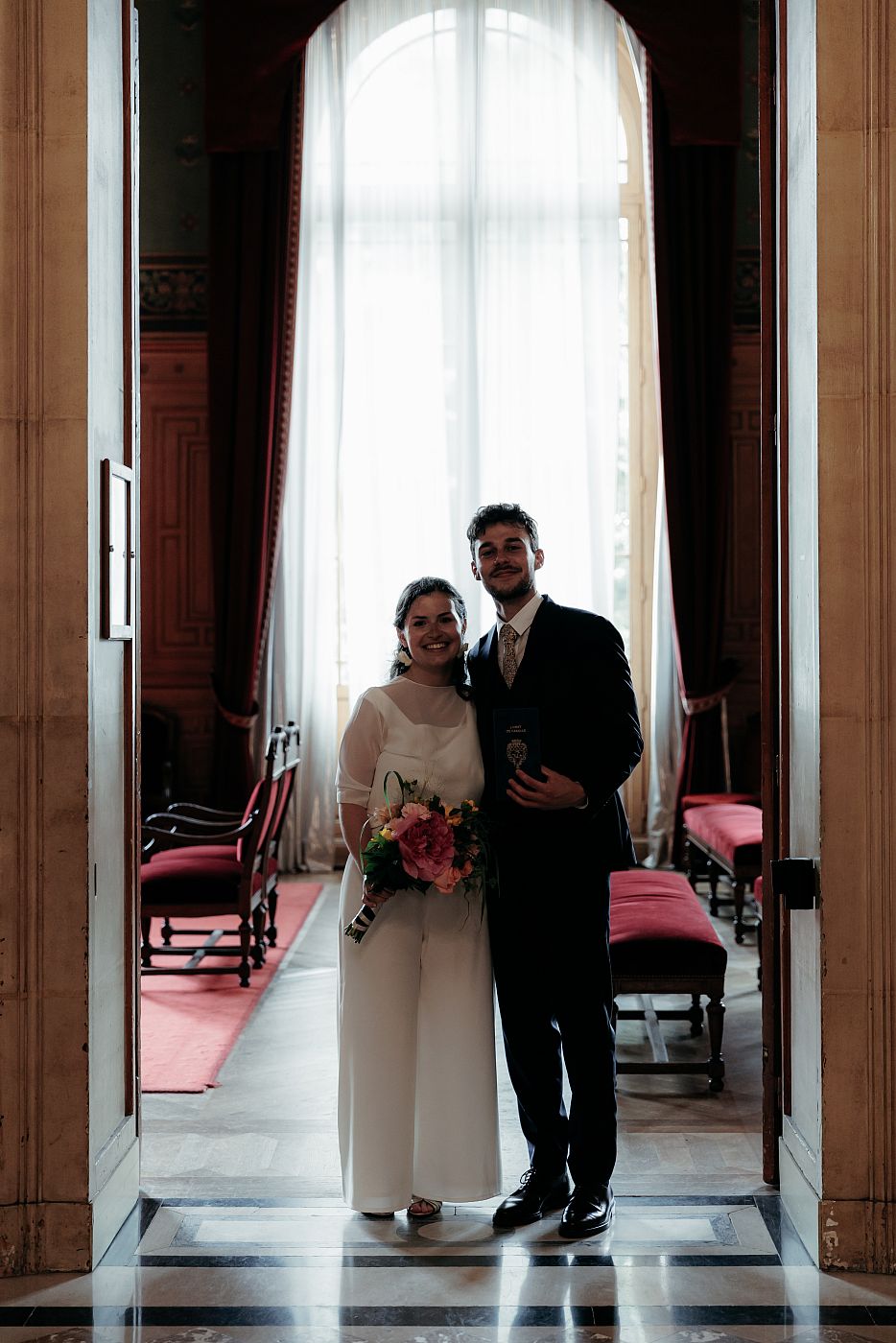 Les mariés à la sortie de la salle des mariages