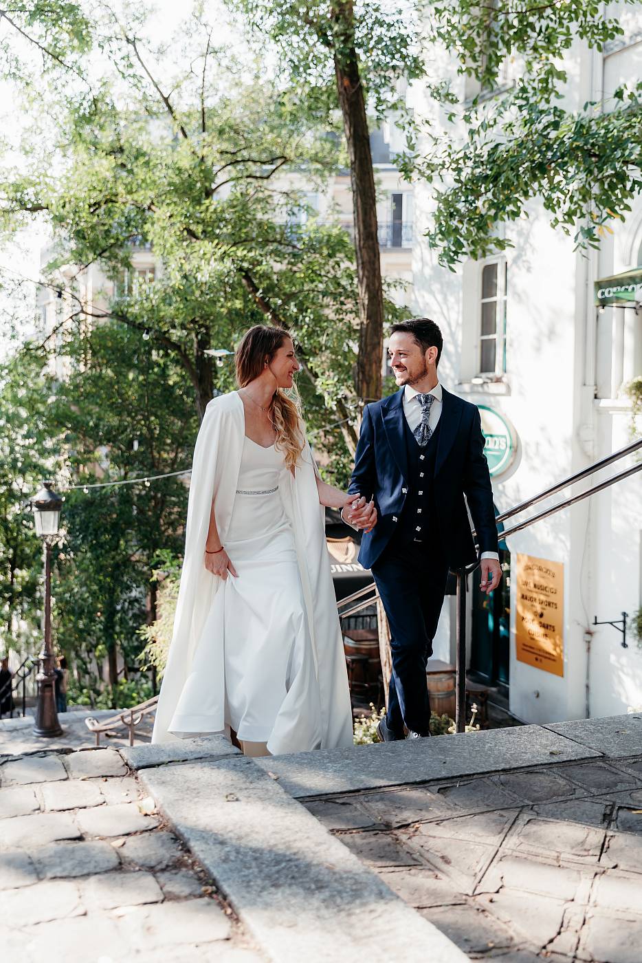 Le couple dans les escalier menant à Montmartre