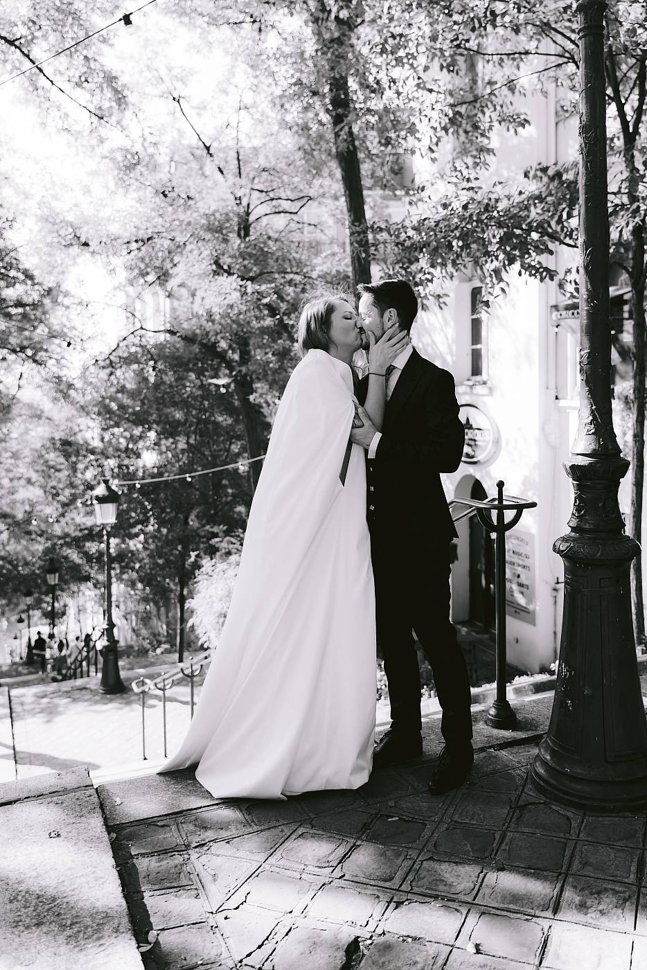 Baiser du couple dans les escalier de Montmartre