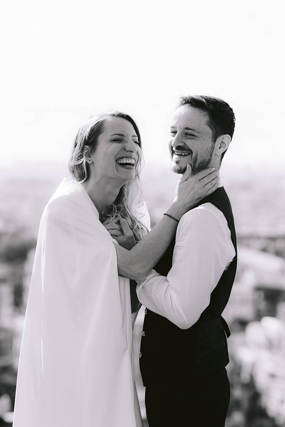 Le fou rire des mariés pendant les photos de couple à Montmartre