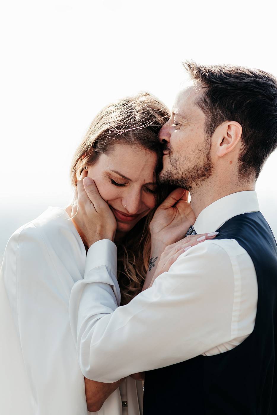 En petit baiser sur le front de la mariée en face du Sacré-Cœur