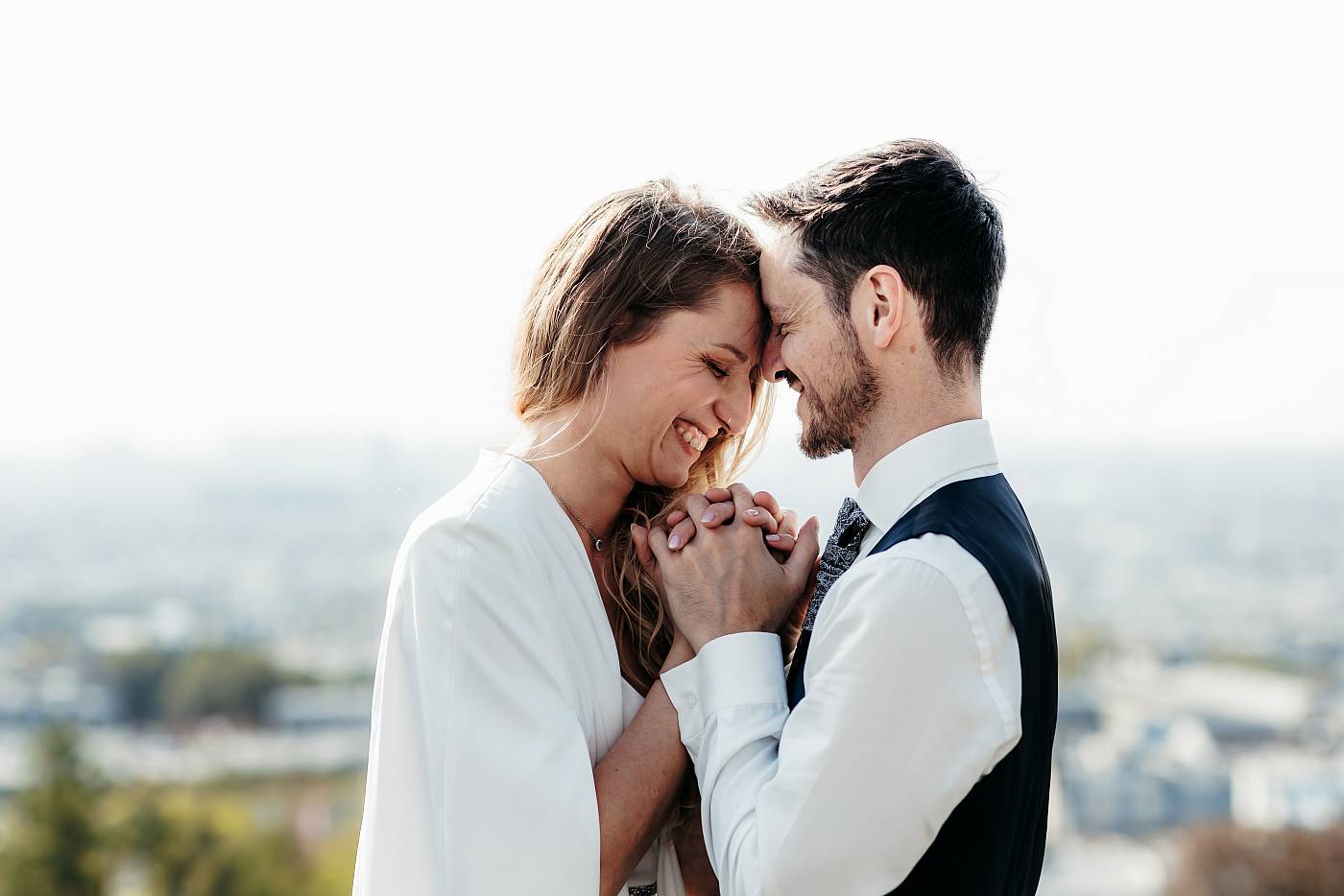 Les mariés sont très complices pendant la séance photo de couple à Montmartre