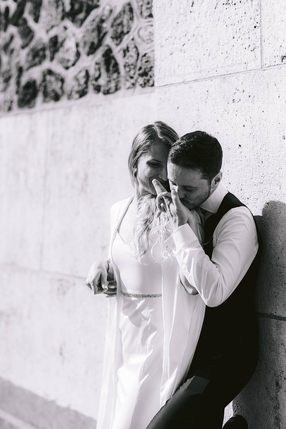 Ne coupe enlacé est adossé au mur du réservoir de Montmartre