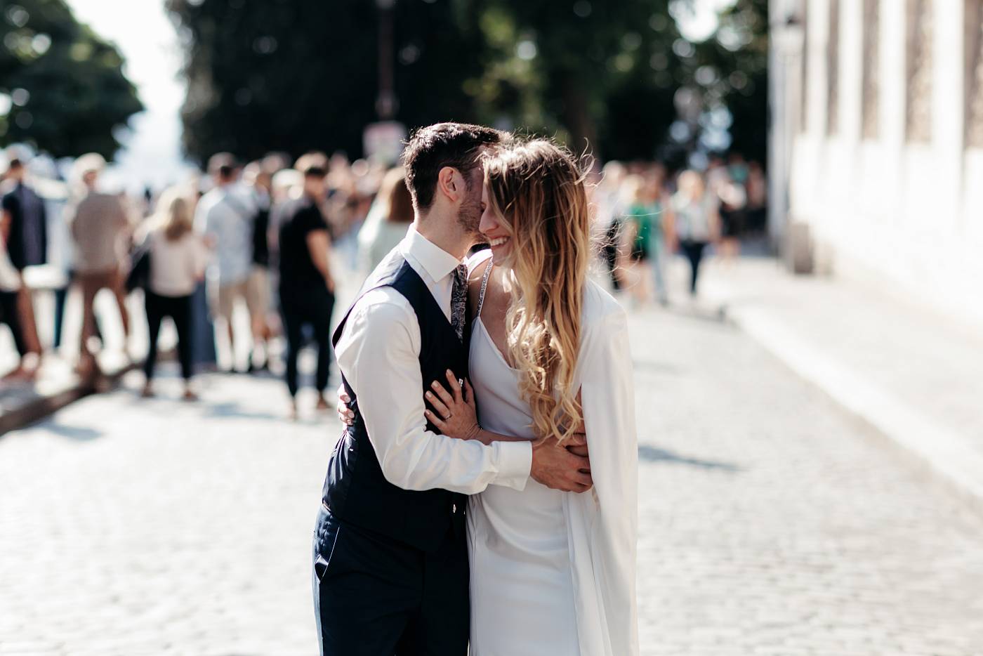 Les amoureux parmi les touristes de Montmartre